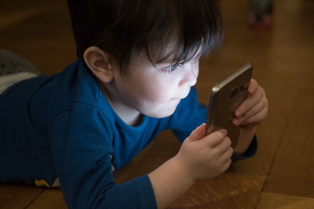 6 tips om je kinderen meer van het scherm weg te houden